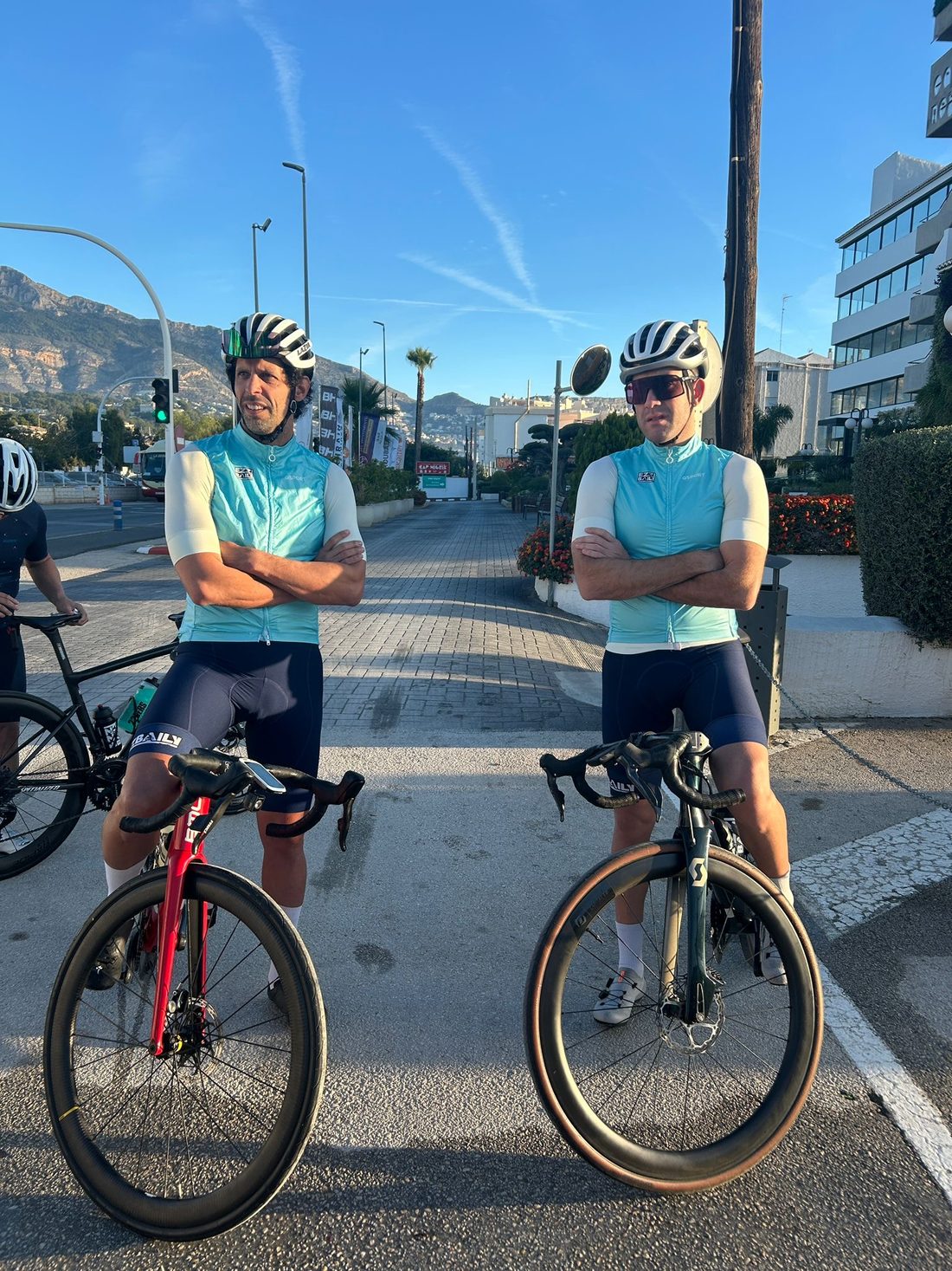 Dos ciclistas del grupo a la salida del hotel