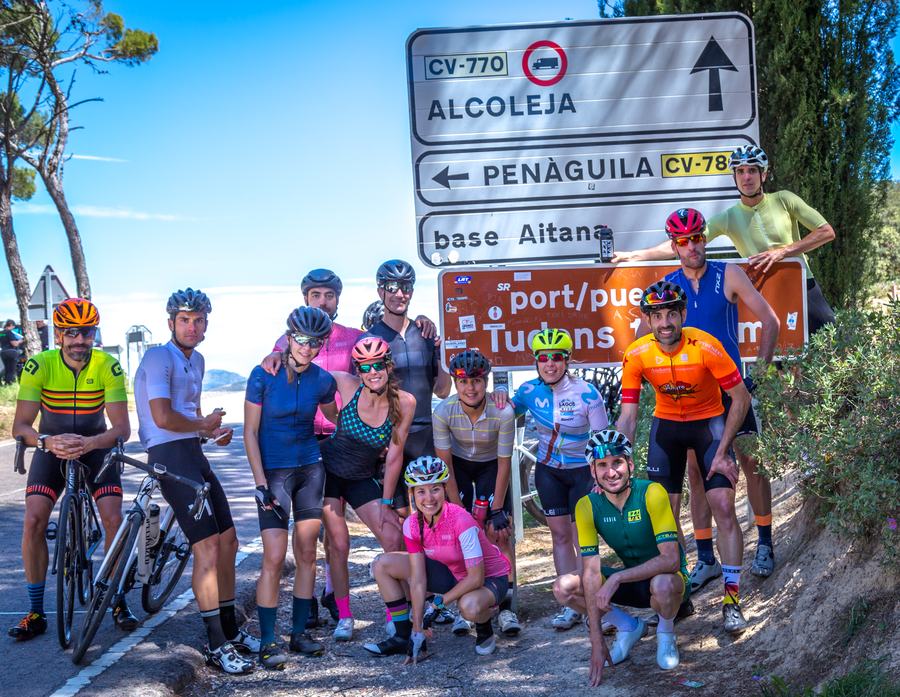 El grupo en el cruce de Alcoleja