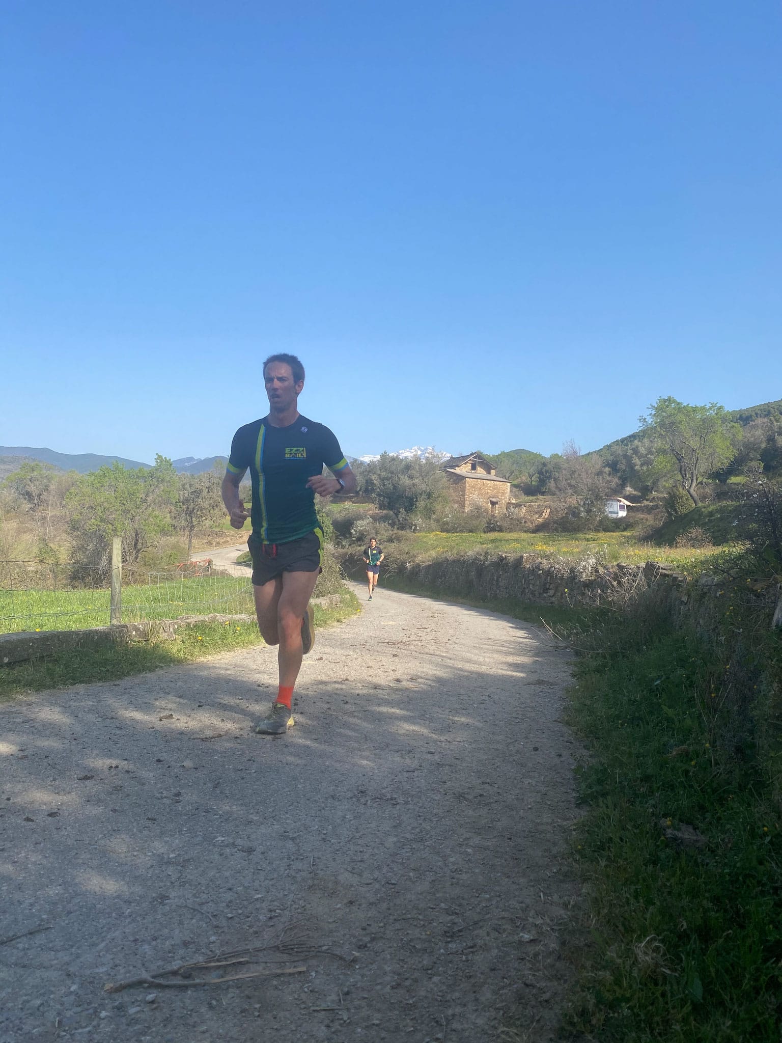 Corredor de Ezz Baily entrenando por un camino de montaña
