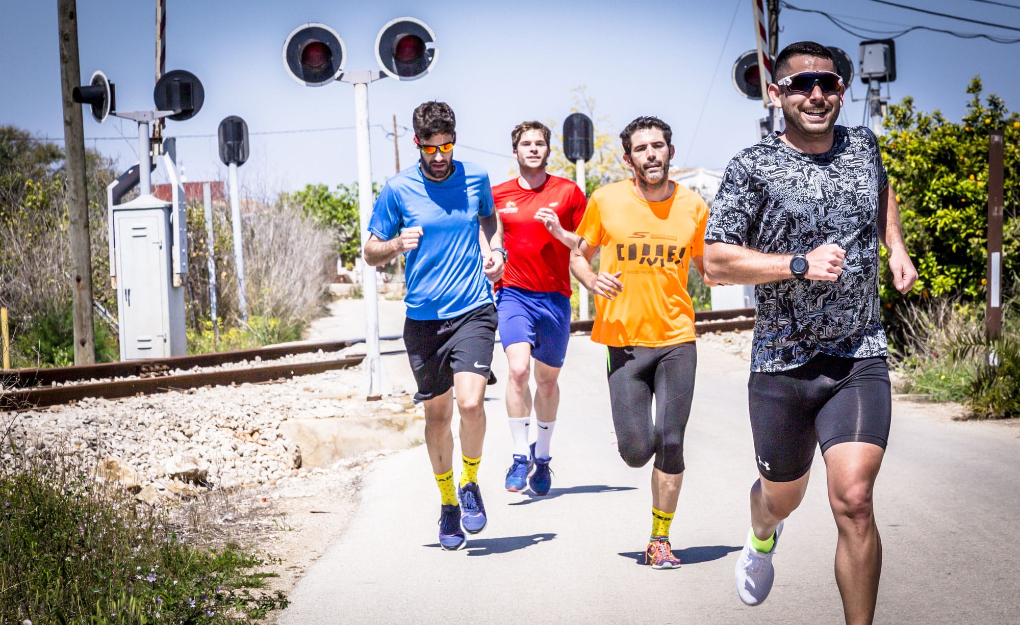 Grupo de corredores entrenando con Ezz Baily