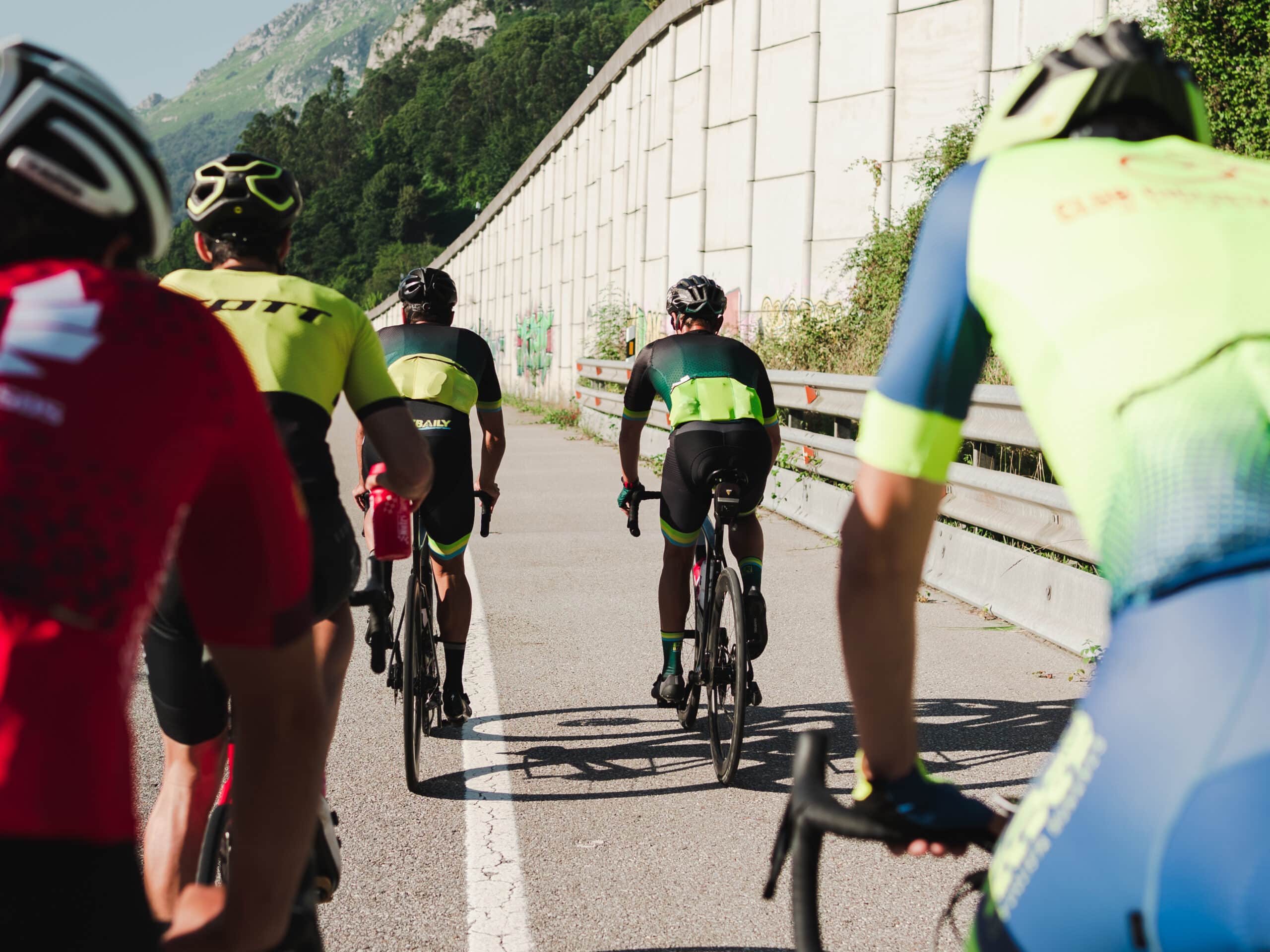 Ciclistas de Ezz Baily en carretera