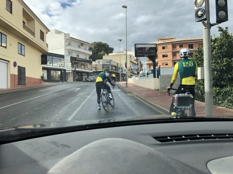 Entrenador de Ezz Baily acompañando en coche a un ciclista durante un entrenamiento