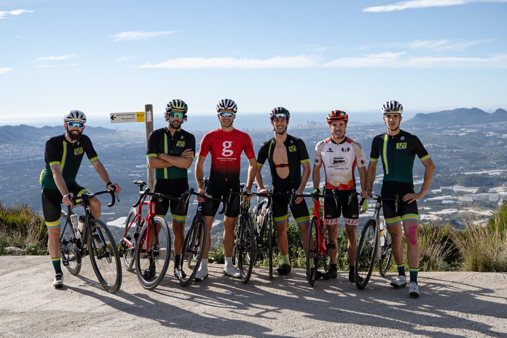 Grupo de Ezz Baily en lo alto de un puerto de la Costa Blanca, con el mar al fondo